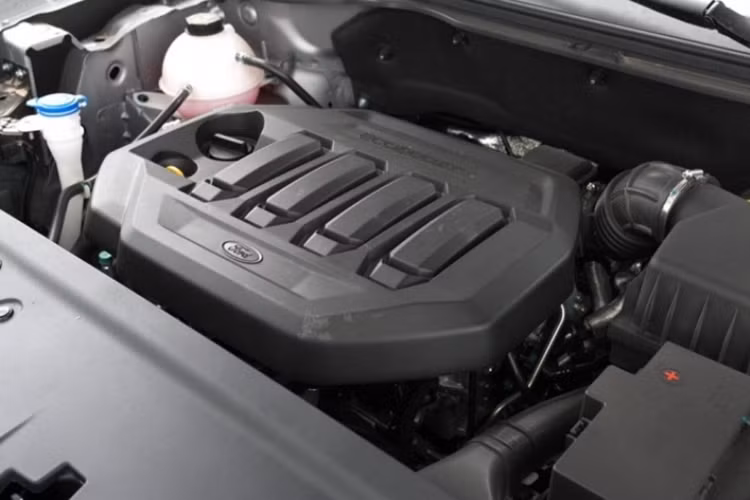 Về trang bị an toàn, Ford Territory Sport 2024 sở hữu các tính năng hỗ trợ người lái tiên tiến như: camera 360 độ; hệ thống giám sát điểm mù với Cảnh báo phương tiện cắt ngang phía sau; kiểm soát hành trình thích ứng với tính năng dừng và đi; cảnh báo tiền va chạm với hệ thống phanh khẩn cấp tự động; hỗ trợ đỗ xe chủ động.