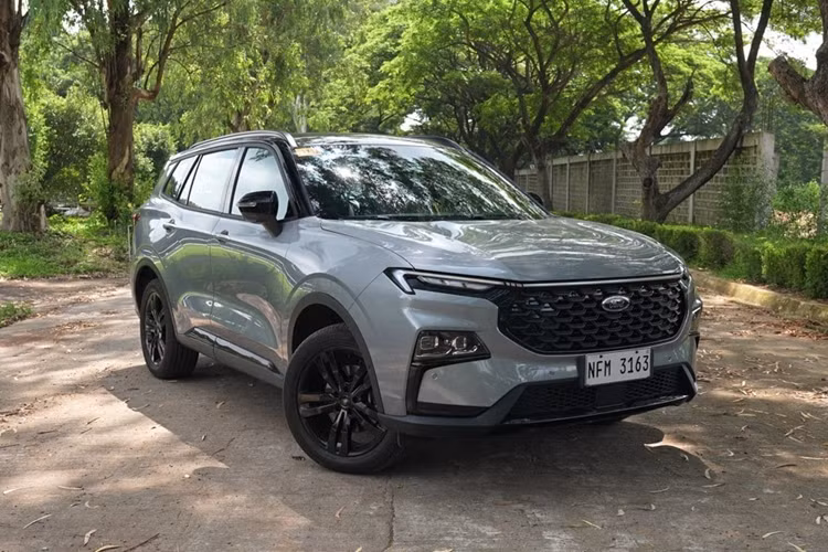 “Trái tim” của Ford Territory Sport vẫn là khối động cơ xăng 1.5L tăng áp có công suất tối đa 158 mã lực và mô-men xoắn cực đại 248 Nm. Động cơ kết hợp với hộp số tự động ly hợp kép 7 cấp dạng ướt và hệ dẫn động cầu trước. Người lái có thể lựa chọn giữa 4 chế độ lái: Eco (Tiết kiệm), Normal (Bình thường), Sport (Thể thao) và Mountain (Đường đèo).
