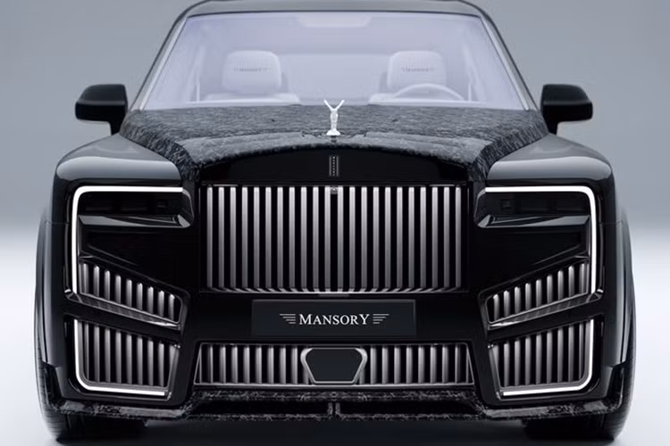 Ngoài ra còn có một cánh gió bằng sợi carbon trên cửa sau và cả cánh gió nóc. Chiếc Rolls-Royce Cullinan 2025 vẫn được trang bị động cơ V12 tăng áp kép nhưng được Mansory can thiệp, cho công suất đầu ra là 720 mã lực và mô-men xoắn 1.050 Nm.