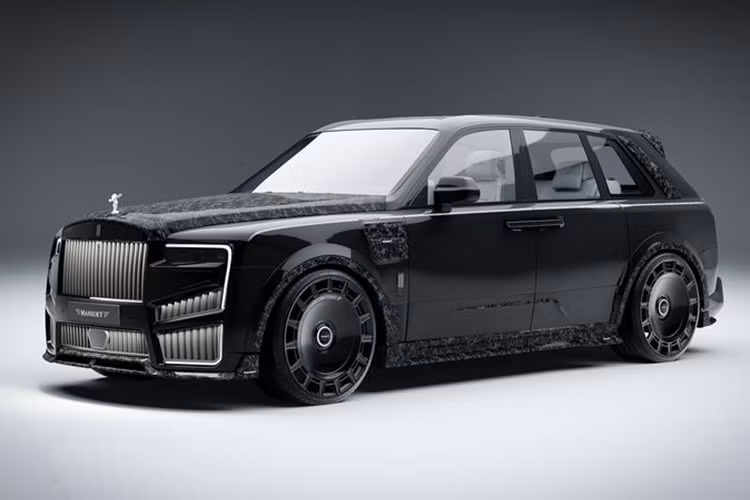 Mui xe mới được cung cấp với hai lớp hoàn thiện bằng sợi carbon khác nhau, trong khi một bộ vòm bánh xe loe ra và lỗ thông hơi bằng sợi carbon ở tấm ốp hông phía trước càng làm tăng thêm sự hiện diện của chiếc SUV xa hoa này.