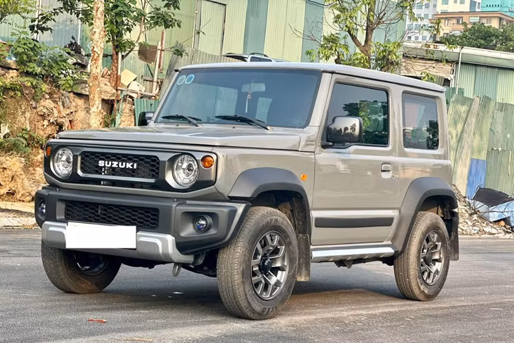 Trên thị trường xe cũ mới đây bất ngờ xuất hiện bài đăng bán một chiếc Suzuki Jimny 2024 siêu lướt. Đây là một trong những chiếc Suzuki Jimny hiếm hoi đang được rao bán trên thị trường xe cũ. Theo thông tin người bán đăng tải, “bé hạt tiêu” này được sản xuất năm 2023, đăng ký lần đầu 2024.