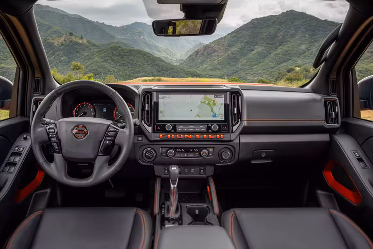 Frontier 2025 có màu sơn thân xe mới là màu cam Afterburn Orange, kiểu mâm 17 inch mới và riêng các bản PRO-X/PRO-4X có hiệu ứng đồ họa mới ở nắp thùng sau. Bên trong nội thất, vô-lăng gật gù và kính sau mở được giờ đây là trang bị tiêu chuẩn trên tất cả các phiên bản Frontier 2025.