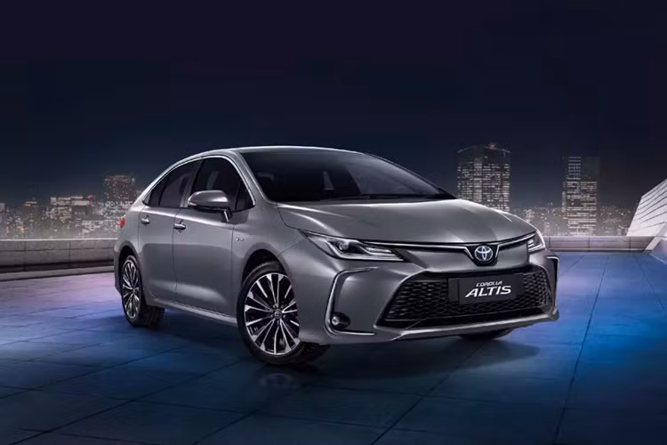 Trừ pin mới, hệ truyền động của Toyota Corolla Altis HEV 2024 vẫn giữ nguyên như cũ. Xe tiếp tục được trang bị động cơ xăng 2ZR-FXE 4 xi-lanh, Dual VVT-i, dung tích 1.8L, sản sinh công suất tối đa 98 mã lực và mô-men xoắn cực đại 142 Nm. Động cơ kết hợp với mô-tơ điện mạnh 72 mã lực và 163 Nm cùng hộp số eCVT.