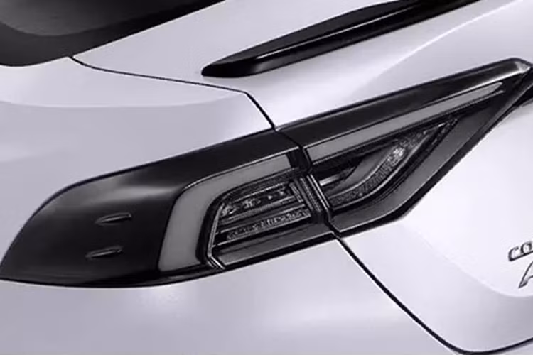 Tương tự phiên bản cũ, Toyota Corolla Altis GR Sport 2024 cũng có những trang bị riêng như lò xo, hệ thống giảm xóc và thanh chống lật. Những trang bị này hứa hẹn giúp cải thiện cảm giác lái của Corolla Altis GR Sport so với những phiên bản khác của xe.