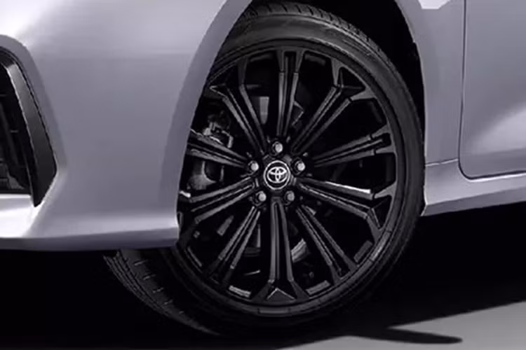 Chưa hết, Toyota Corolla Altis GR Sport 2024 còn có vô lăng với logo riêng, tay nắm cửa màu bạc tối và ghế trước chỉnh điện 8 hướng nâng cấp. Ghế được bọc bằng chất liệu giả da pha da lộn với logo "GR" trên tựa đầu.