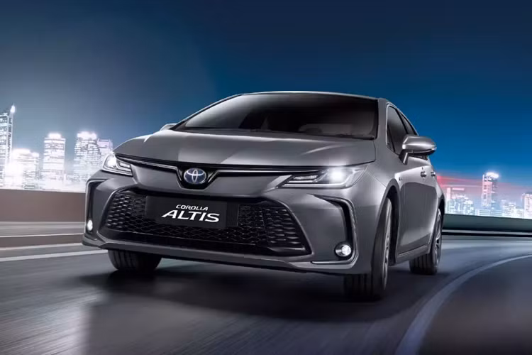 Không chỉ Fortuner Leader, hãng Toyota còn nâng cấp cả mẫu Toyota Corolla Altis hybrid 2024 mới ở thị trường Thái Lan. Ở phiên bản mới, xe được cải tiến cả về pin lẫn thiết kế ngoại thất. Điểm nhấn đáng chú ý nhất của Toyota Corolla Altis 2024 dành cho thị trường Thái Lan là pin ở phiên bản hybrid (HEV).