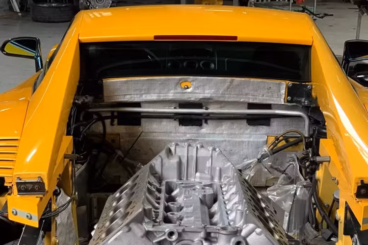 Trong 17 năm qua, chỉ có khoảng 3 chiếc siêu xe Lamborghini Gallardo đời đầu được nhập về, 1 xe tai nạn không thể sửa chữa, và chỉ có 2 chiếc là hay bị bắt gặp.