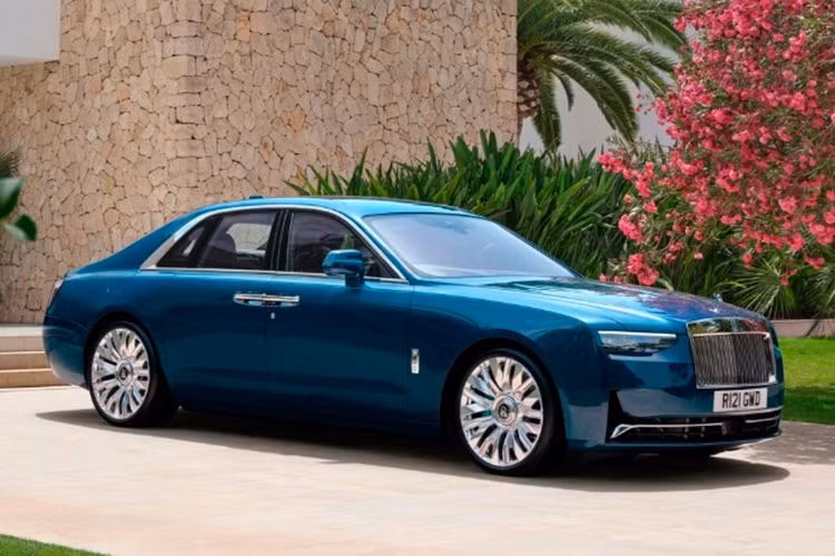 Ở lần nâng cấp giữa vòng đời này, mẫu xe siêu sang Rolls-Royce Ghost Series II được tinh chỉnh khá nhiều ở ngoại thất. Cụ thể, đầu xe gây ấn tượng với cụm đèn LED phía trước được thiết kế lại, đi cùng dải đèn LED định vị dạng chữ L nằm ngang.
