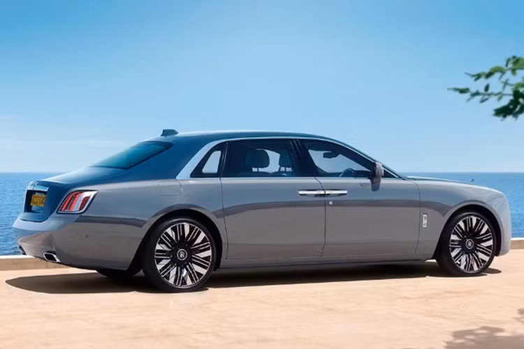 Mức giá xe Rolls-Royce Ghost Series II 2025 chưa công bố chính thức, nhưng ước tính giá bán sẽ ở mức hơn 350.000 USD (khoảng 8,7 tỷ đồng) với bản thường và tăng lên trên 410.000 USD (tương đương 10,2 tỷ đồng) với bản Black Badge.