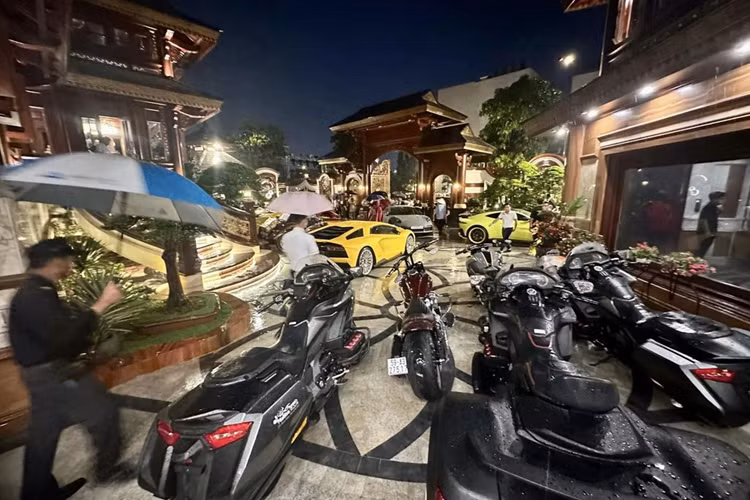 Qua loạt ảnh được chia sẻ có thể thấy căn biệt thự mới khánh thành của vớ chồng Hoàng Kim Khánh rất rộng lớn, được thiết kế theo phong cách cổ điển và hoàn thiện phần lớn bằng chất liệu gỗ.