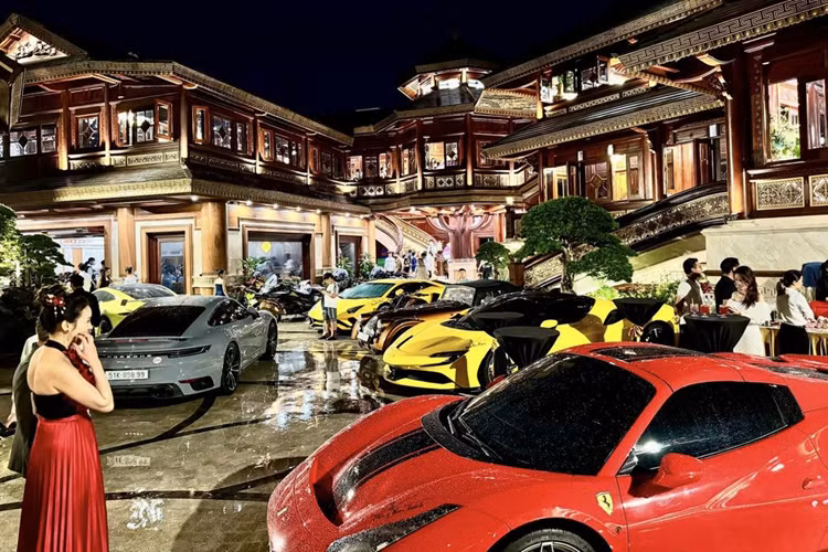 Có thể kể đến một số siêu phẩm mà vợ chồng đại gia này đang sở hữu như: Lamborghini Aventador S LP 740-4, Ferrari 488 Pista Spider, Porsche 911 Turbo S, Aston Martin Vantage, Morgan Plus Six…