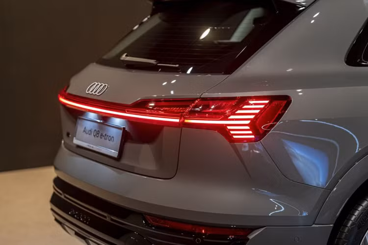 Mẫu SUV này được trang bị đèn chiếu sáng LED matrix kết hợp dải đèn LED định vị ban ngày nằm ngang và vuốt về sau, cùng với 4 sọc ngang nhỏ gọn bên trong cụm đèn. Ở phía sau, Audi Q8 e-tron có cụm đèn LED hậu đặt ngang, nối với nhau bằng một dải LED kéo dài vòng qua cửa cốp.