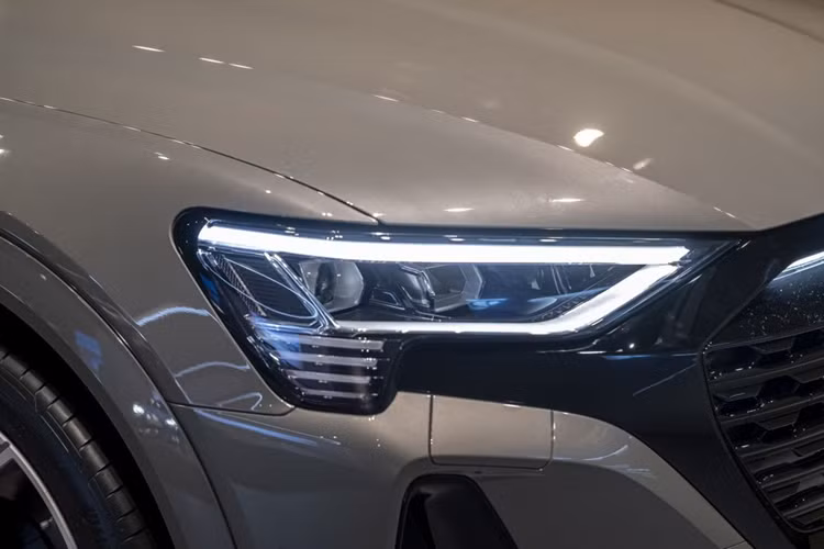 Cụ thể, tại triển lãm ôtô Singapore diễn ra vào tháng 4/2023, Tổng giám đốc Audi Việt Nam - ông Trần Tấn Trung đã từng hé lộ về việc đưa Q8 e-tron về nước vào khoảng cuối 2023 hoặc đầu 2024. Audi Q8 e-tron là mẫu SUV cao cấp nhất trong dải sản phẩm điện hóa của thương hiệu mang biểu tượng bốn vòng tròn.