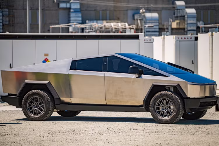 Đến năm 2025, hãng Tesla mới bắt đầu bán bản RWD ra thị trường. Điểm nhấn của mẫu xe bán tải thuần điện này chính là phần thân vỏ bên ngoài bằng thép không gỉ và không sơn màu. Ông Musk miêu tả phần thân vỏ này như "bộ xương bên ngoài" giúp Cybertruck có độ cứng xoắn cao hơn cả siêu xe McLaren P1 và chống được đạn.