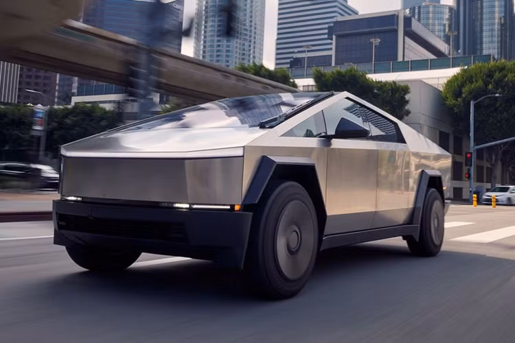 Nếu có thêm pin bổ sung như phiên bản AWD, Tesla Cybertruck Cyberbeast 2024 có thể chạy được 708 km. Việc Minh Nhựa tậu siêu bán tải điện Tesla Cybertruck kiểu "ăn chắc mặc bền" này sau khi xuất hiện trên mạng xã hội đã được khá nhiều tay chơi xe tại Việt Nam hưởng ứng.