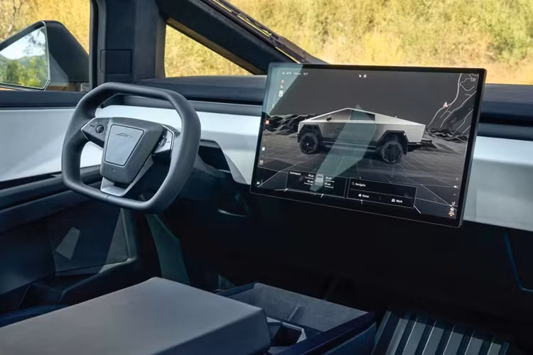 Trước đó, Minh Nhựa cũng từng rất hào hứng chia sẻ về việc mua siêu xe Mercedes-AMG GTR Pro màu trắng, nhưng khổ nỗi xe về Việt Nam, lý do nào đó đã khiến đại gia này bỏ xe, sau đó, xe được vận chuyển đến 1 garage xe khác ở Sài thành, vài ngày sau, đã xuất hiện trong biệt thự của ông Đặng Lê Nguyên Vũ.