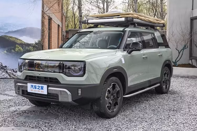 BAIC đã chính thức ra mắt Beijing BJ30 2024 mới, xe sử dụng cấu trúc thân xe chịu lực, nó được định vị là một chiếc xe địa hình hạng nhẹ và có cả phiên bản 2WD và 4WD. Xe sử dụng động cơ hybrid, tăng khả năng tiết kiệm nhiên liệu.