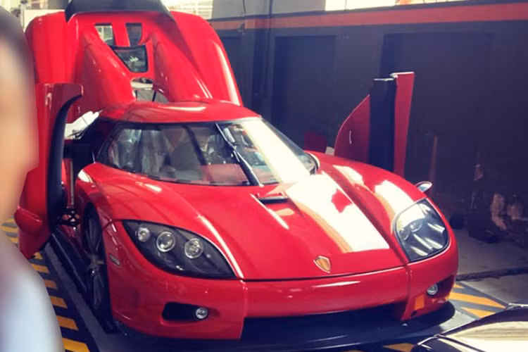 Koenigsegg CCX có cửa xe được mở kiểu cắt kéo nhưng trượt ngang về phía trước thay vì dựng đứng lên như các dòng siêu xe của Lamborghini. Xe có phần mui được tháo lắp hoàn toàn bằng tay và được đặt phía trước khoang hành lý. Thao tác nhét mui xe vào trong khoang chứa đồ ở trước cũng kỳ công và vất vả không kém việc tháo lắp mui xe.