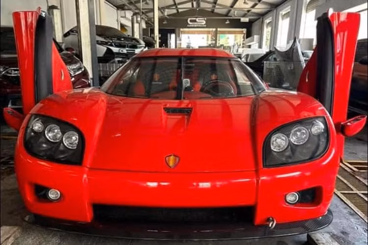 Như vậy, sau 4 năm “cập bến” Việt Nam, chiếc siêu xe Koenigsegg CCX độc nhất vô nhị này cuối cùng cũng có biển số. Tại Việt Nam, hiện chỉ có 2 chiếc Koenigsegg, một là Regera của đại gia Hoàng Kim Khánh, hai là CXX của doanh nhân kín tiếng người Hải Phòng.