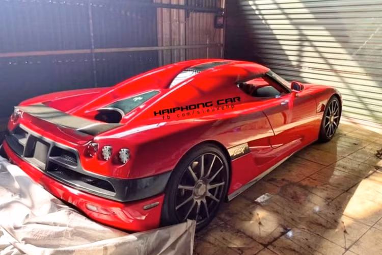 “Trái tim” của Koenigsegg CCX là khối động cơ siêu nạp V8 4.7L mạnh 800 mã lực, đi kèm hộp số sàn 6 cấp kết hợp hệ dẫn động cầu sau. Sức mạnh này cho phép chiếc xe tăng tốc từ 0 - 100 km/h trong 3.8 giây, với tốc độ tối đa 402 km/h.