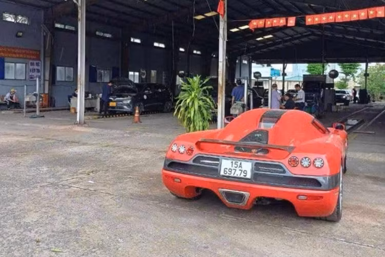Koenigsegg chỉ sản xuất đúng 47 chiếc CCX, trong đó có 30 chiếc phiên bản thông thường và số lượng còn lại được chỉnh sửa thành các phiên bản đặc biệt như CCXR, CCX/CCXR Special Edition, Trevita. Chiếc hypercar của đại gia Hải Phòng mang số khung là #53 và được sản xuất năm 2008.