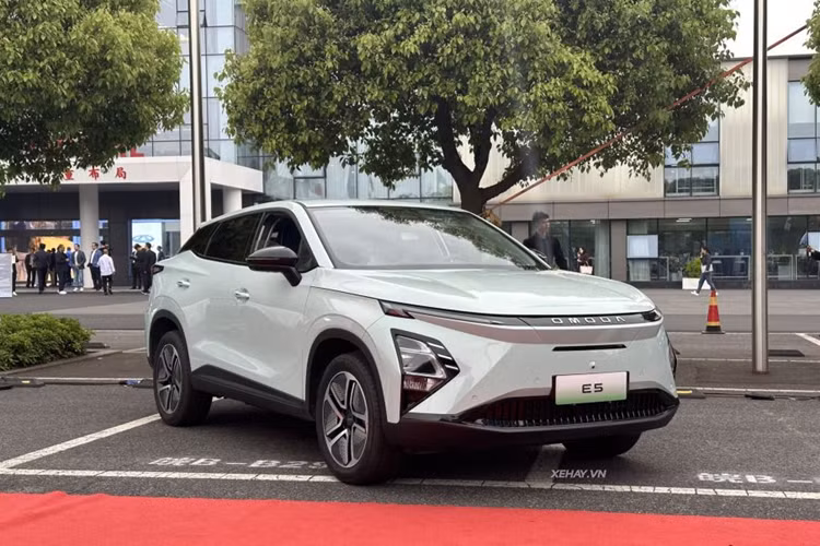 Mẫu SUV điện Omoda E5 sở hữu kích thước lần lượt là 4.424 x 1.830 x 1.588 mm, chiều dài cơ sở 2.630 mm. So với bản xăng, E5 dài có chiều dài nhỉnh hơn 24 mm trong khi các thông số khác giữ nguyên.