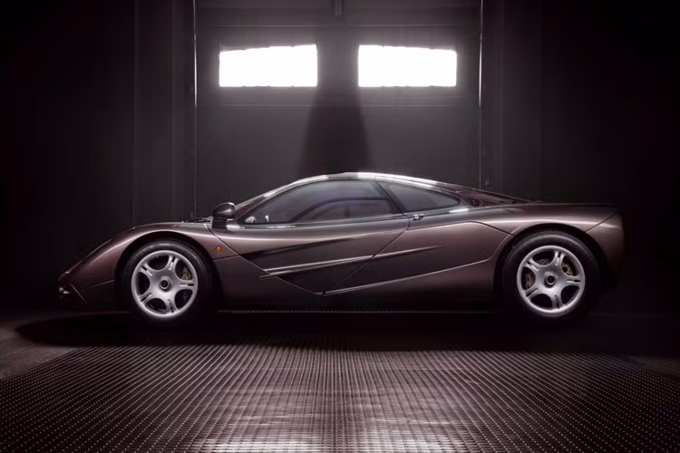 RM Sotheby’s ước tính xe F1 đã tăng giá trị khoảng 1 triệu USD mỗi năm, chính vì vậy mà việc ODO của xe tăng nhiều rất có thể sẽ ảnh hưởng đến giá trị của xe. Chiếc McLaren này có số khung 029, là chiếc McLaren F1 thứ 25 được giao. Ngoại thất của xe được sơn màu đặc biệt Creighton Brown.