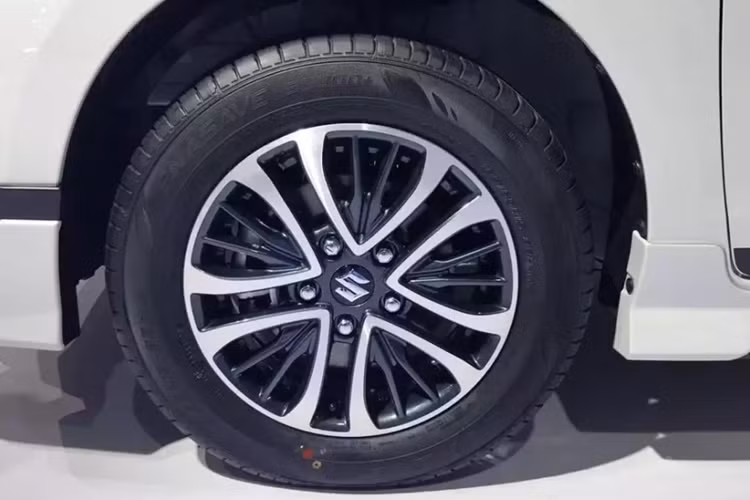 Trừ những thay đổi kể trên, Suzuki Ertiga Cruise 2024 không có gì khác so với Ertiga Sport, từ vành la-zăng đến các tính năng nội thất.
