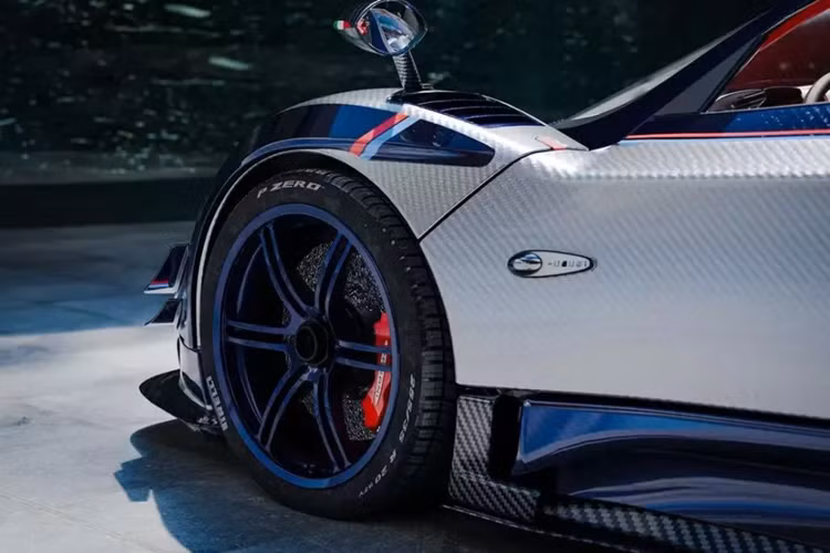 Các chi tiết ngoại thất ấn tượng khác của siêu xe Pagani Zonda Arrivederci bao gồm các điểm nhấn màu xanh nhạt và đỏ, huy hiệu tùy chỉnh và viền đèn hậu màu bạc. Nó cũng có phanh gốm carbon với kẹp phanh màu đỏ rất nổi bật.