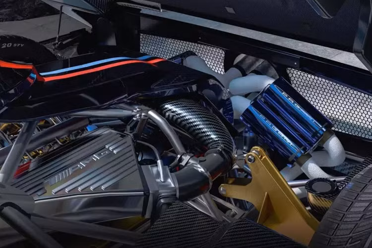 Đại gia Mỹ cũng đã đặt làm nội thất riêng cho Zonda Arrivederci bao gồm nhiều chi tiết sợi carbon, da đỏ và điểm nhấn bằng gỗ trên vô lăng.
