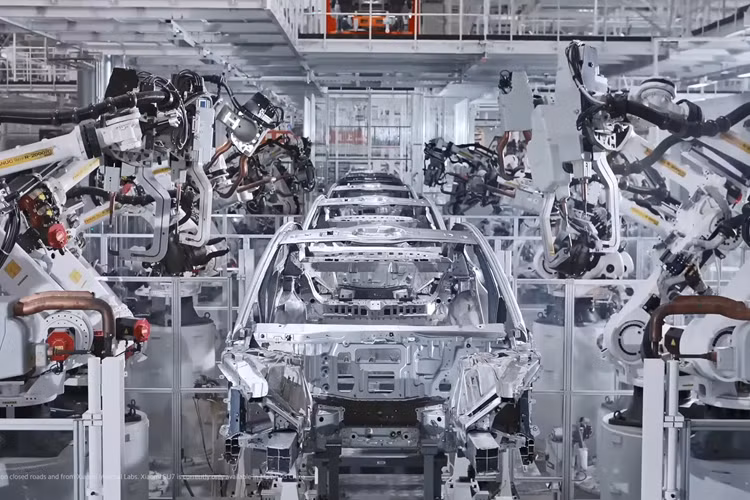 Trong đoạn video được thương hiệu Xiaomi phát hành để giới thiệu về nhà máy, có thể thấy nhiều chi tiết “hoành tráng” được phô diễn như trang bị hơn 700 robot, tự động hóa 100% các công nghệ then chốt như lắp ráp khung gầm xe bằng thép và nhôm.