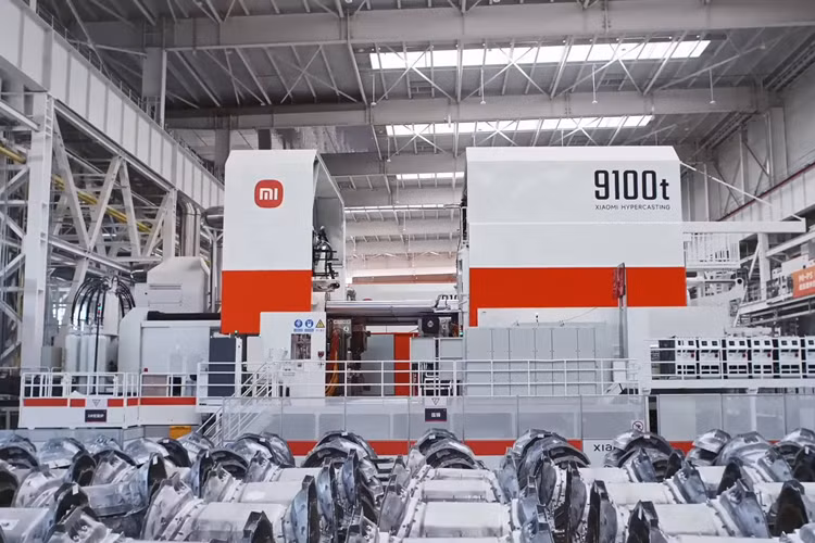 Hệ thống robot tự động sẽ lắp đặt bốn cửa, hai nắp capo và chắn bùn, vận chuyển tự động các linh kiện cỡ trung và lớn, cùng với hệ thống robot phun sơn 7 trục tiên tiến nhất.