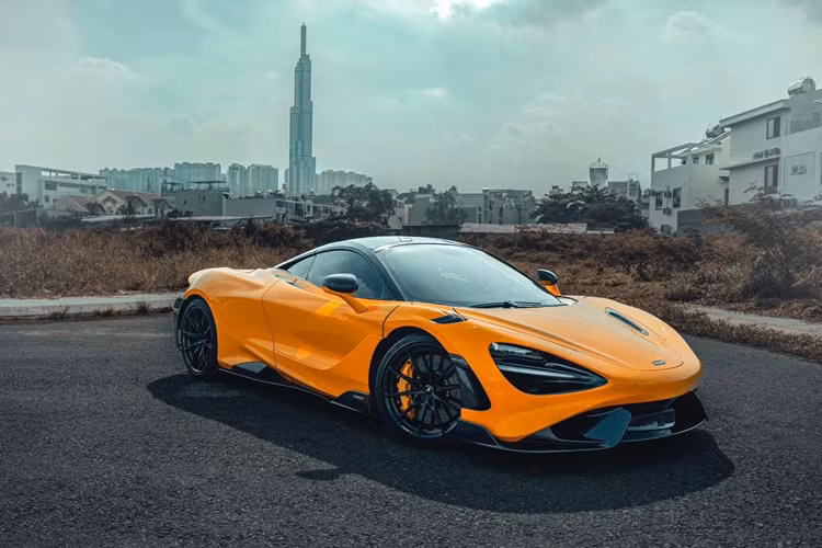 Ngoại thất xe có màu sơn cam McLaren quen thuộc cùng nhiều chi tiết phối carbon, xe sở hữu la-zăng 10 chấu đơn sơn đen cùng kẹp phanh màu cam và logo 765LT khắc trên viền mâm. Nội thất xe có tông màu tối với da Alcantara kết hợp cùng carbon và các viền cam hay dây đai an toàn cũng hoàn thành với màu cam ở ngoại thất.