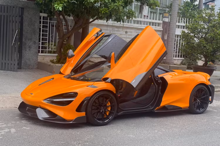 McLaren 765LT vẫn sở hữu khối động cơ V8, tăng áp kép, dung tích 4.0 lít như McLaren 720S nhưng lại có thêm 45 mã lực ở công suất động cơ giúp xe có đến 755 "con ngựa" và mô-men xoắn cực đại 800 Nm. Phiên bản giới hạn này chỉ mất thời gian 2,8 giây để tăng tốc lên 100 km/h từ vị trí xuất phát trước khi đạt vận tốc tối đa 330 km/h.