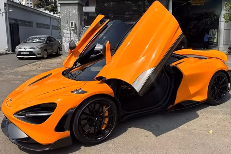 Sau khi thông tin chiếc xe McLaren 765LT của đại gia Kiên Giang được rao bán, 1 người chuyên sửa xe cũng như mua bán xe đã qua sử dụng ở Sài thành đã nhanh chóng vào việc, mang chiếc McLaren 765LT này về garage của mình.