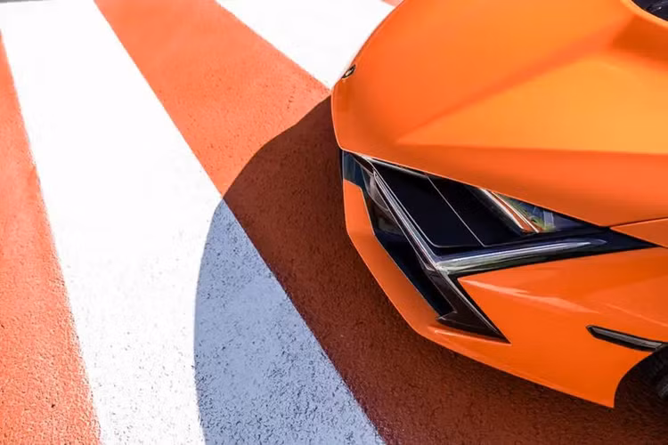 Lamborghini Revuelto được phát triển dựa trên hệ thống khung gầm liền khối được cấu tạo từ vật liệu sợi carbon. So với Aventador, khung gầm của siêu xe Lamborghini Revuelto nhẹ hơn đến 10%. Trong đó, bộ khung phía trước nhẹ hơn 20% nhưng độ cứng xoắn lại tăng đến 25%.