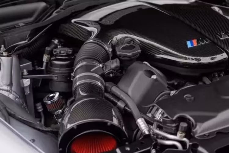 Xe cũng đã được thay thế bằng động cơ V10 5.0 lít từ M5 thế hệ E60.