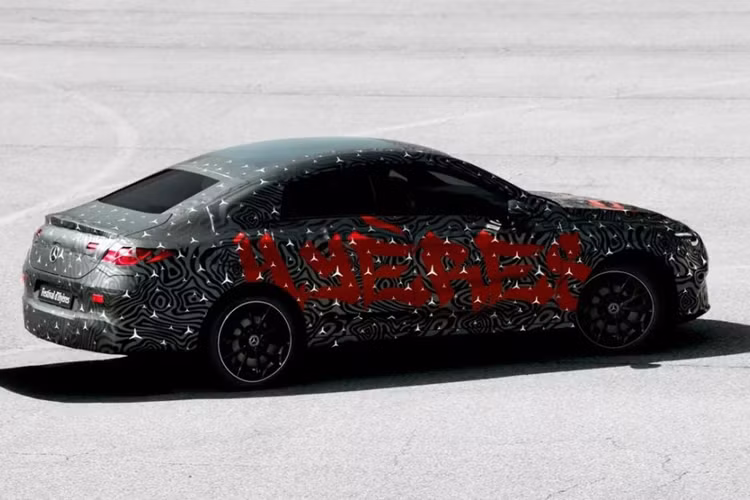 Mercedes-Benz CLA thế hệ mới đã ra mắt dưới dạng ngụy trang vào tháng trước tại lễ hội thời trang và nhiếp ảnh Festival d'Hyères ở Pháp. Mẫu xe này được xây dựng trên nền tảng MMA mới của Mercedes-Benz, hỗ trợ cả hệ thống truyền động đốt trong và hệ thống chạy hoàn toàn bằng điện.