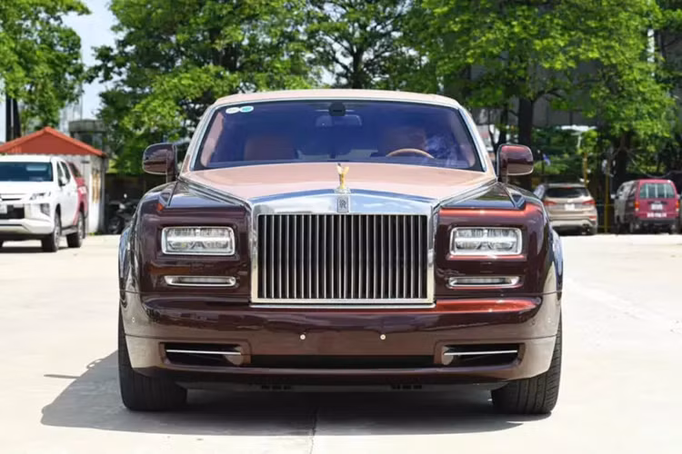 Câu chuyện về chiếc xe siêu sang Rolls-Royce Phantom Sacred Fire của Trịnh Văn Quyết, cựu chủ tịch FLC tưởng chừng đã lắng xuống khi 1 showroom chuyên mua bán kinh doanh xe sang ở Hà Nội đã mua lại, mức giá xe không được tiết lộ