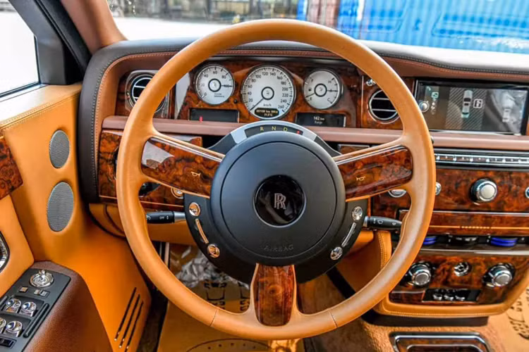 Cụ thể, ông Đ.H.M. cựu chủ tịch Rolls-Royce Motor Cars tại Việt Nam đã chia sẻ sau lần thất bại vì tư vấn cho Trịnh Văn Quyết xe Rolls-Royce Phantom bản thường, đã về nghiên cứu thị trường và tìm ra phương án mới.