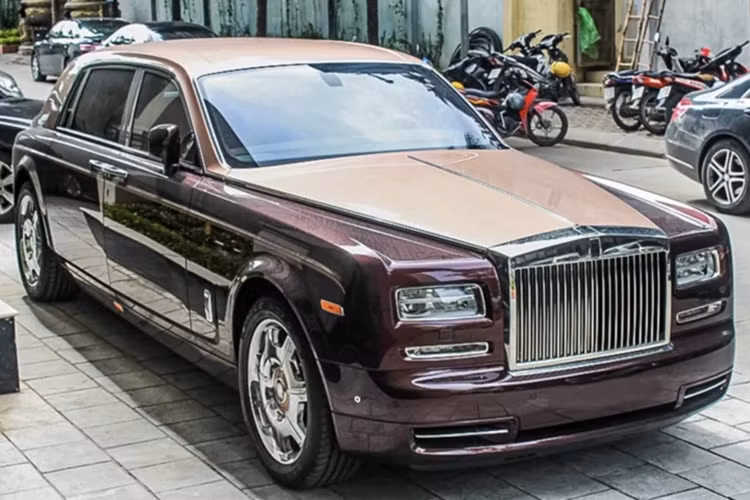 Ngoài ra, điểm nhấn ở bên ngoài chiếc xe Rolls-Royce Phantom Sacred Fire còn có ngoại thất được sơn 2 màu là đỏ Madeira và nửa trên được hoàn thành với tông vàng Sunrise.
