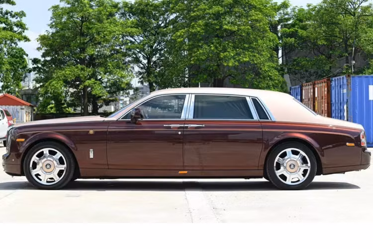 Nhưng đến nay, chiếc xe Rolls-Royce Phantom Sacred Fire độc nhất vô nhị trên thế giới này lại tiếp tục nhận được nhiều sự bàn tán sôi nổi từ cộng đồng mạng. Lý do là người đã thuyết phục ông Trịnh Văn Quyết mua Rolls-Royce Phantom Lửa thiêng đã tiết lộ cách móc ví vị tỷ phú 1 cách nhẹ nhàng, dễ như ăn kẹo.