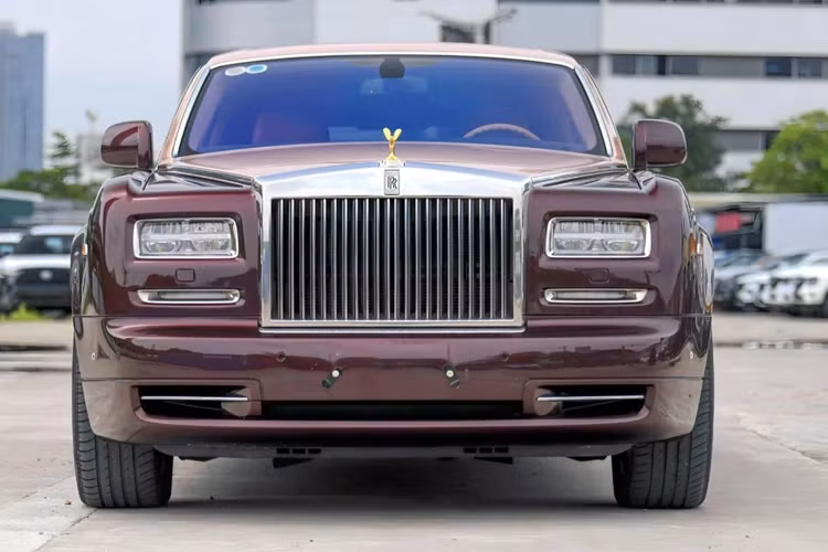 Màu sắc này là đặc trưng cho một số xe Rolls-Royce Phantom được cá nhân hóa trước đó. Cuối cùng chính là việc phủ lên logo Spirit of Ecstasy lớp mạ vàng bắt mắt.