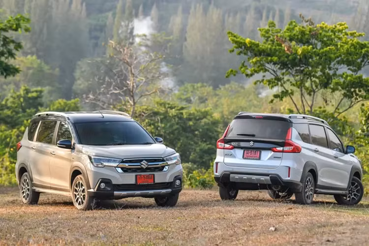 So với bản máy xăng thông thường, mẫu xe này có một số thay đổi đáng chú ý cả về thiết kế, động cơ lẫn trang bị tiện nghi. Đầu tiên phải kể đến động cơ của mẫu xe MPV Suzuki XL7 Hybrid 2024.