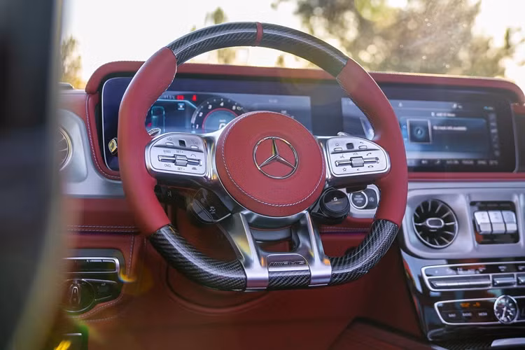 Mercedes-AMG G63 vẫn được trang bị bảng đồng hồ taplo kỹ thuật số 12.3 inch, màn hình giải trí trung tâm 12.3 inch, ốp nội thất sợi carbon, đồng hồ analog IWC...
