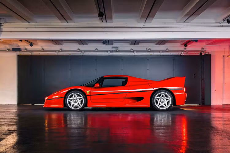 Ferrari F40 được biết đến với vẻ ngoài ấn tượng cùng cảm giác lái “gây nghiện” với người lái cùng hiệu năng ấn tượng. Để đưa F50 trở nên hiện đại hơn F40 là một thách thức lớn, vì vậy đội ngũ phát triển đã tìm đến đội đua Công thức 1 để lấy cảm hứng và hỗ trợ phát triển sản phẩm.