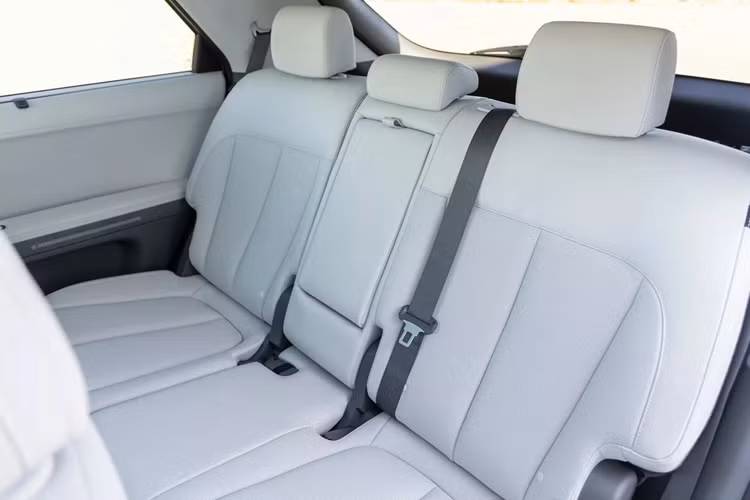 Các phiên bản Long Range của Hyundai Ioniq 5 hiện được trang bị bộ pin 84 kWh thay vì 77,4 kWh như đời cũ, cho phạm vi hoạt động tối đa 512 km sau mỗi lần sạc đầy. Ở bản giá rẻ nhất, phạm vi hoạt động tối đa của Hyundai Ioniq 5 đạt 394 km. 