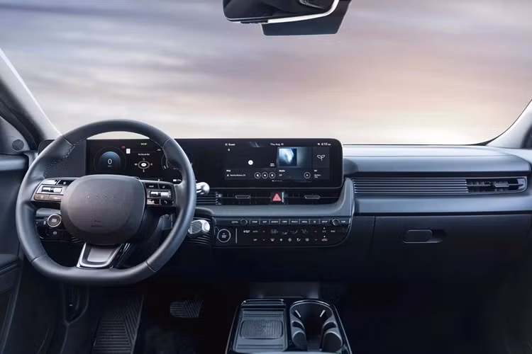 Phiên bản Limited có nội thất màu trắng, bổ sung cửa sổ trời. Hyundai Ioniq 5 cũng có thay đổi ở cổng sạc, giờ đã chuyển sang chuẩn NACS cho phép SUV điện Hyundai sạc tại mạng lưới Tesla Supercharger. 