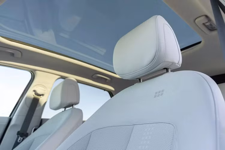 Hyundai Ioniq 5 được bán kèm bộ chuyển đổi CCS, cho phép chủ xe sử dụng khoảng 36.000 trụ sạc công cộng tại Mỹ. Khi kết nối với trụ sạc nhanh DC 350 kW, Hyundai Ioniq 5 có thể nạp lại 10-80% dung lượng pin trong khoảng 20 phút. 