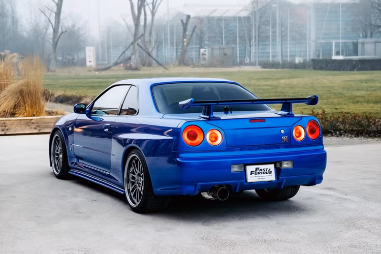 Những chiếc Skyline GT-R (R34) trước chỉ có thể lăn bánh tại Mỹ với hình thức xe trưng bày, cùng mức giới hạn quãng đường di chuyển trong vòng một năm rất khắt khe. Trái tim của chiếc xe này là động cơ lừng danh RB26 twin-turbo 6 xy-lanh thẳng hàng 2.6L, công suất 280 mã lực. Tuy nhiên, nhiều người chơi xe có thể nâng sức mạnh của chiếc xe hơn 1.000 mã lực. Nissan Skyline GT-R còn là một mẫu xe nổi bật trong văn hóa đại chúng với loạt phim bom tấn Fast &amp; Furious.